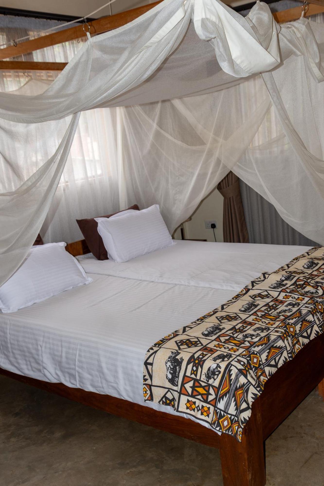 Dutchess Hotel&Restaurant Fort Portal Extérieur photo