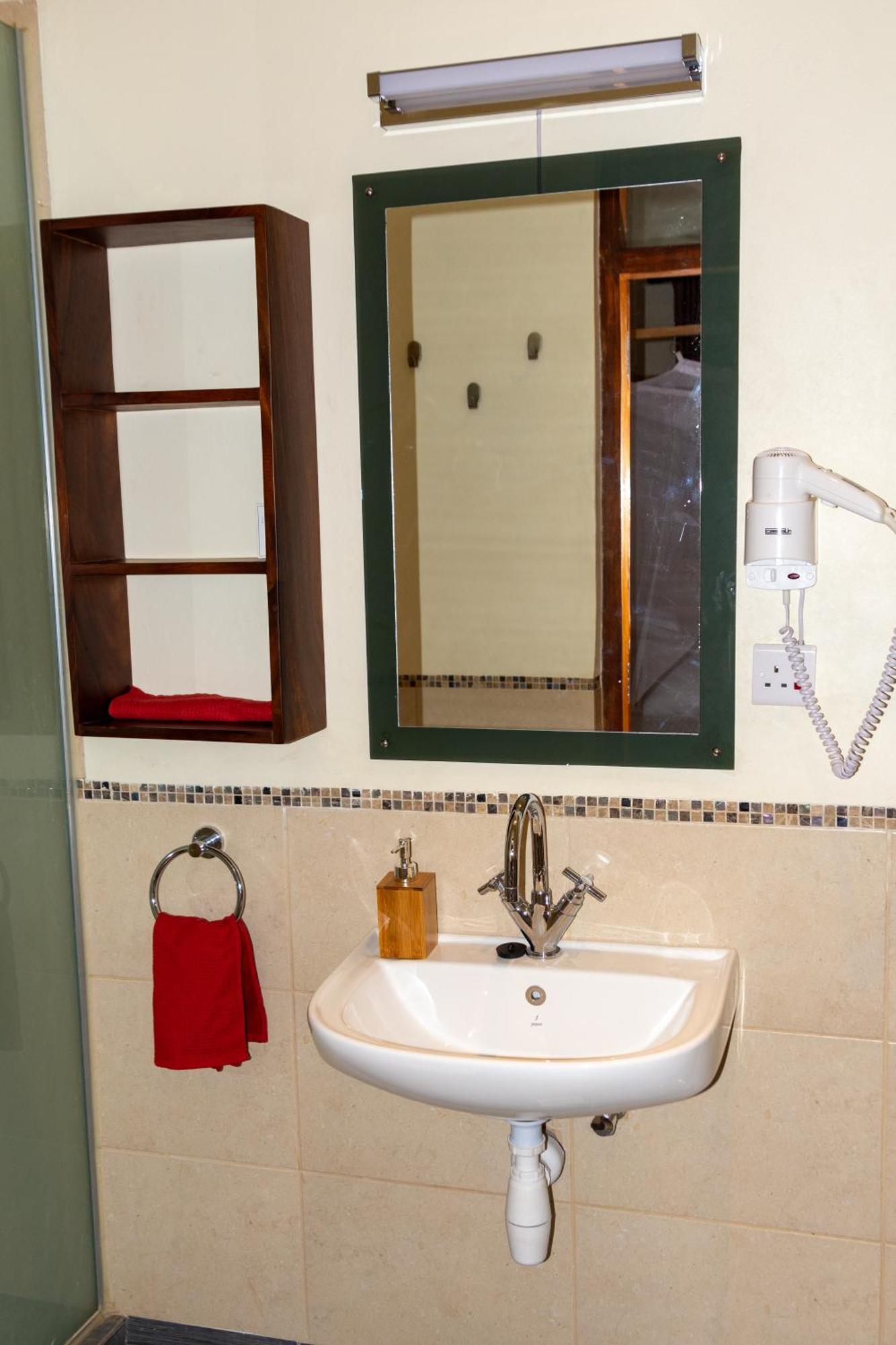 Dutchess Hotel&Restaurant Fort Portal Extérieur photo
